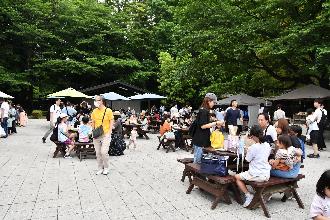 第3回だっての来場者で賑わう飲食スペース