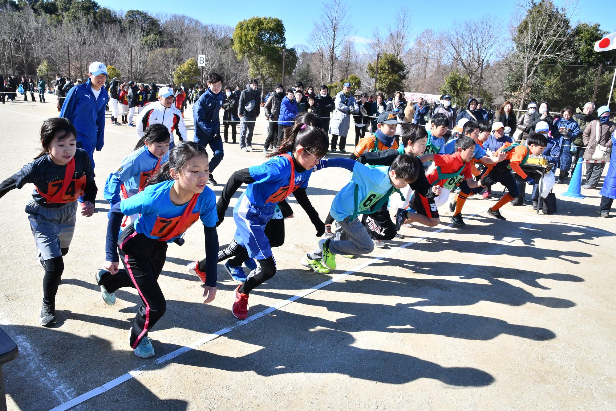 オケちゃん駅伝競走大会で、小学生の子供たちがスタートした瞬間の写真
