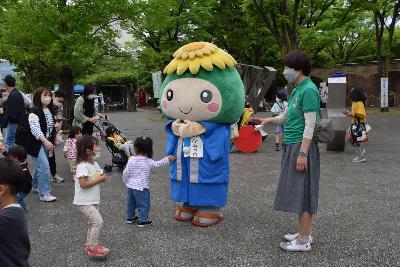 おけがわ春のふれあいフェスタの画像。会場に駆け付けた桶川市のマスコットキャラクターオケちゃんが子どもたちと触れ合っている様子が写っている。