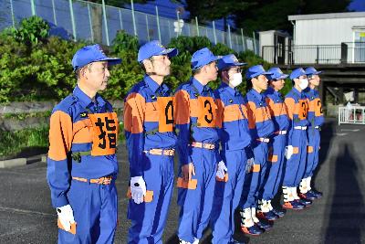 埼玉県操法大会に出場するため訓練を重ねる桶川市消防団の様子の画像。各分団から選抜された8人の団員が並んでいる様子が写っている。