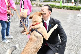 桶川市長と犬の写真