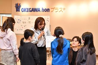 日本テレビ元アナウンサー杉上佐智枝さんとワークショップに参加した子どもたちが話している写真