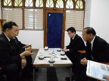 市長が知覧特攻慰霊顕彰会会長でもある南九州市の塗木弘幸市長を表敬訪問している写真