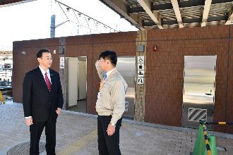 新しい桶川駅西口トイレの説明を受ける桶川市長の写真
