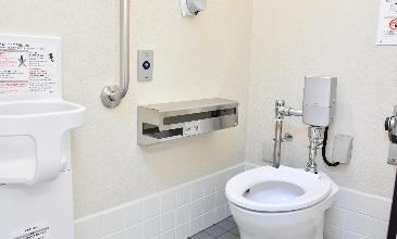 ベビーチェアが設置された洋式トイレの写真