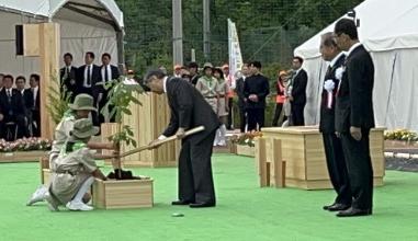 植樹祭にて天皇陛下がお手植え・お手播きをする写真