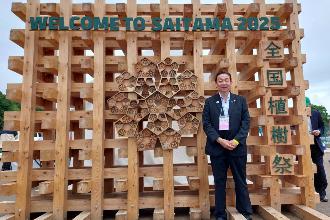 全国植樹祭のオブジェの前で立つ桶川市長の写真