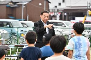 桶川市長が参加している子どもたちに話をしている写真