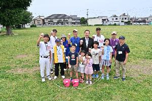かじ川さん、協力いただいた人々、教室に参加した子どもたち、桶川市長の集合写真