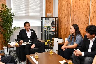 桶川市長と長田いろは選手が話している写真