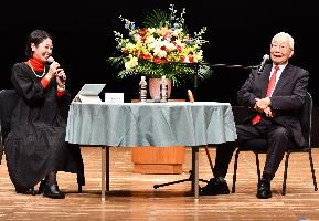 高嶋さんが講演している写真