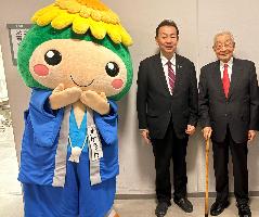 オケちゃん、桶川市長、高嶋さんの集合写真