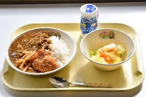 埼玉西武ライオンズとのコラボレーション給食の写真。若獅子カレーライス（チキンカツ、ポテトフライ添え）、白菜のサラダ、飲むヨーグルト
