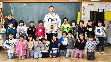加納小学校の生徒と桶川市長の集合写真