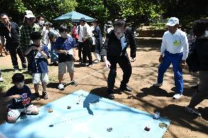 桶川市長がコマ回しに参加している写真