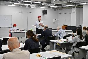 研修中の教室での写真