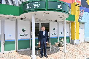 あいラジの建物の前で桶川市長が立っている写真