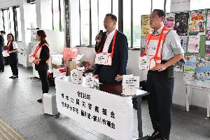 桶川市長と市役所職員と市議会議員の皆さんと駅頭にて義援金の街頭募金をしている写真