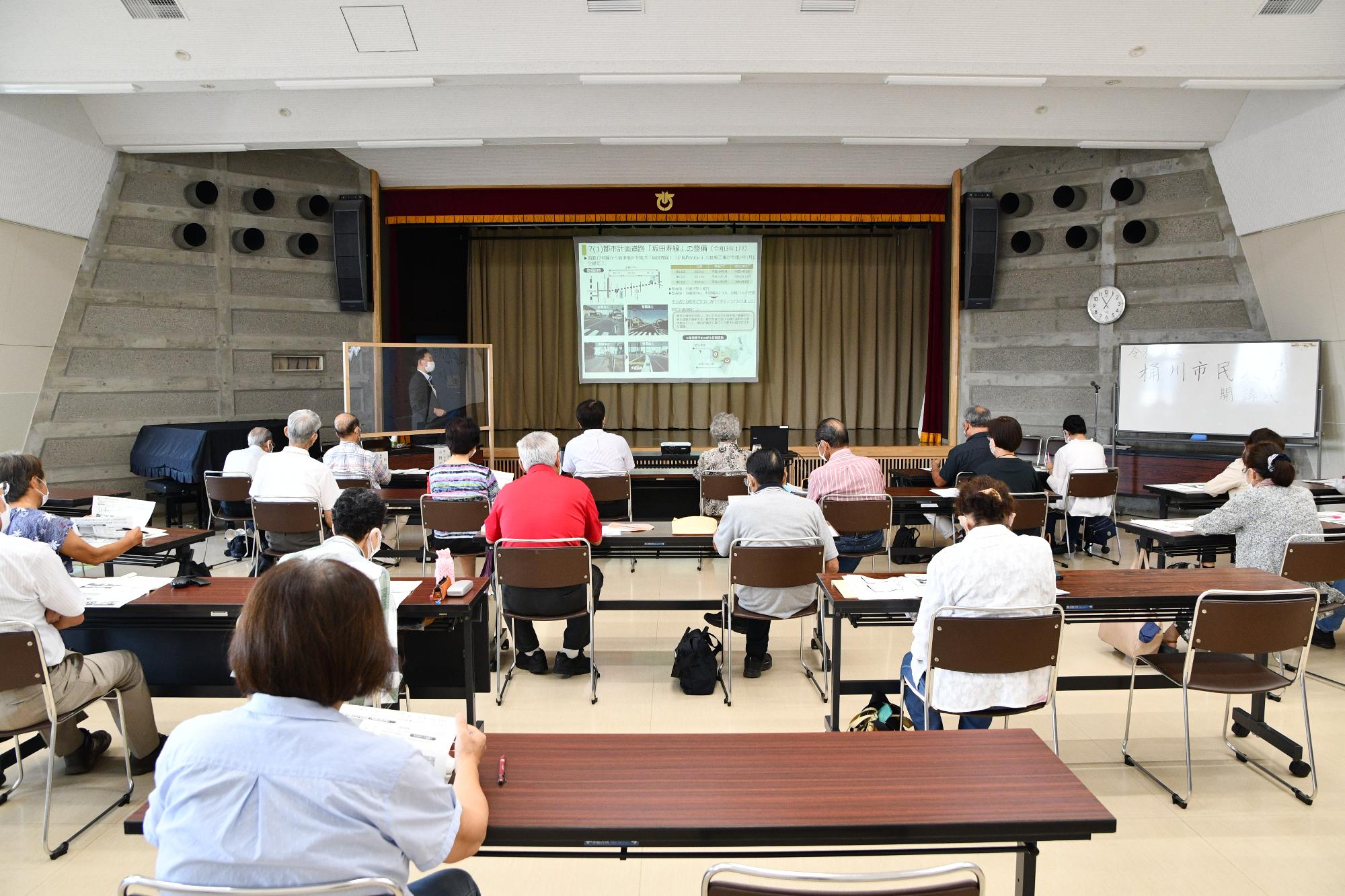 桶川市民大学で受講生の前に立ち、市長講話をしている市長の様子