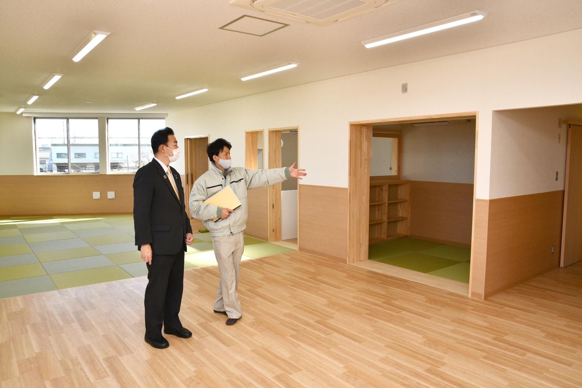 桶川東放課後児童クラブの室内を職員の説明を聞きながら内覧している小野市長の様子
