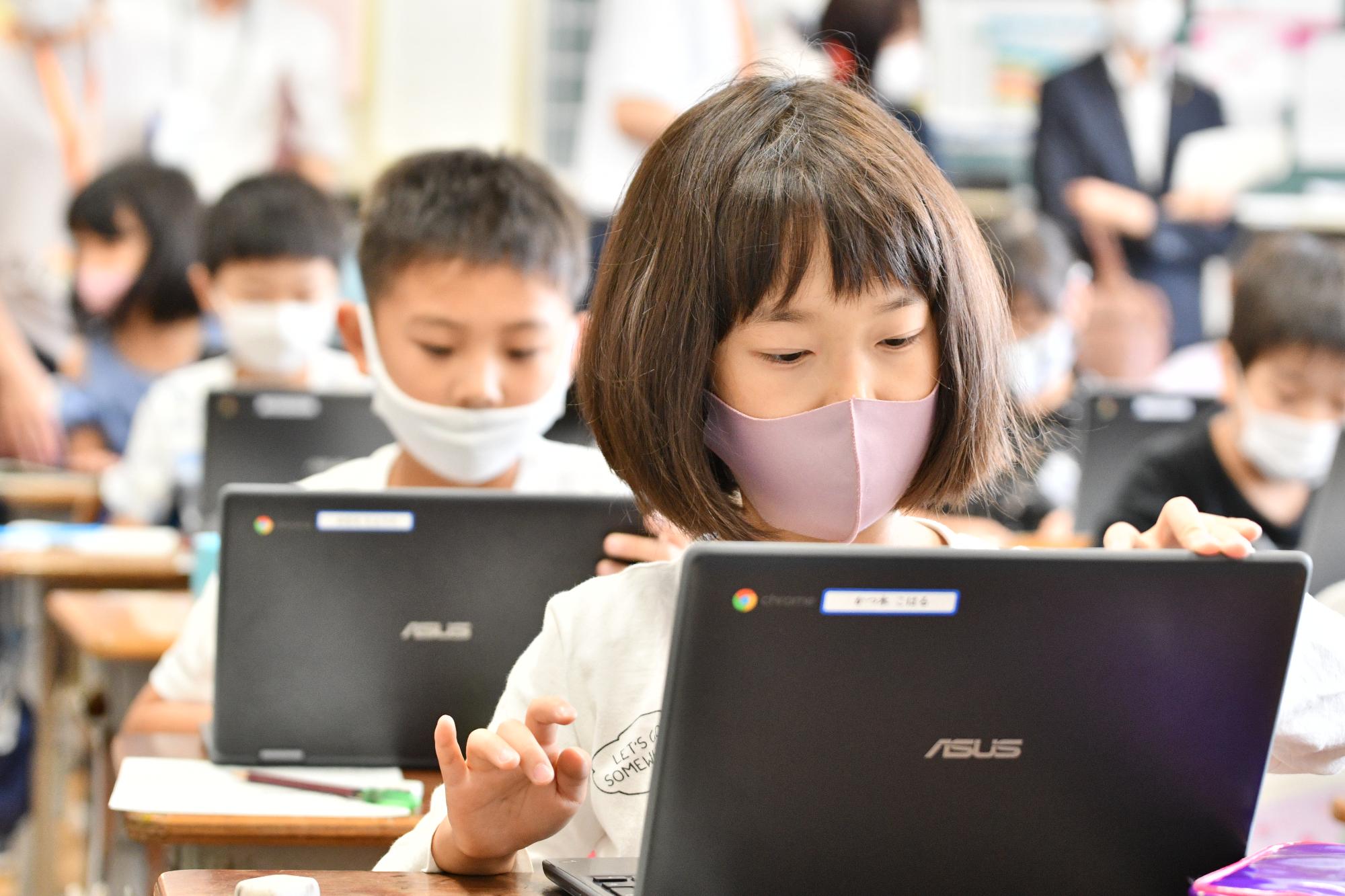 児童一人ひとりにパソコンが配布され、そのパソコンを使用しながら授業を受けている児童の様子