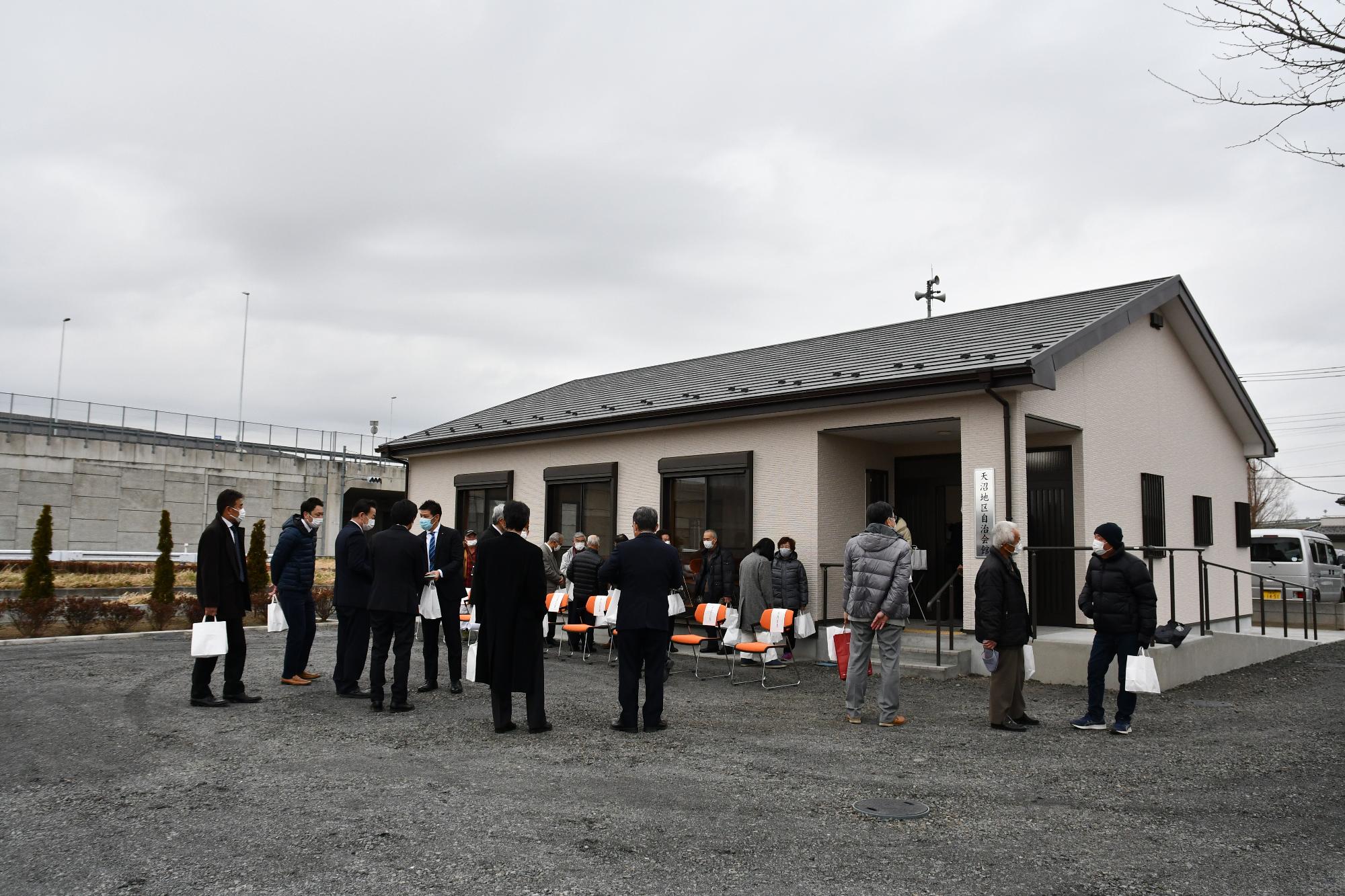 新築された天沼地区自治会館の外に式典出席者が集まってきている様子。