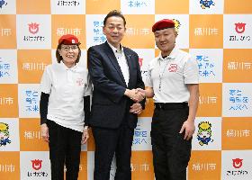 日本ガーディアン・エンジェルスの二人と桶川市長の写真