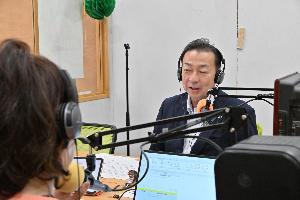 ラジオで話している桶川市長の写真
