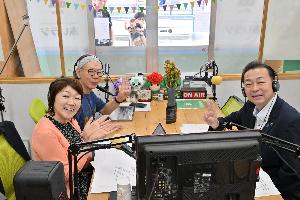 ラジオパーソナリティの2人と桶川市長の写真