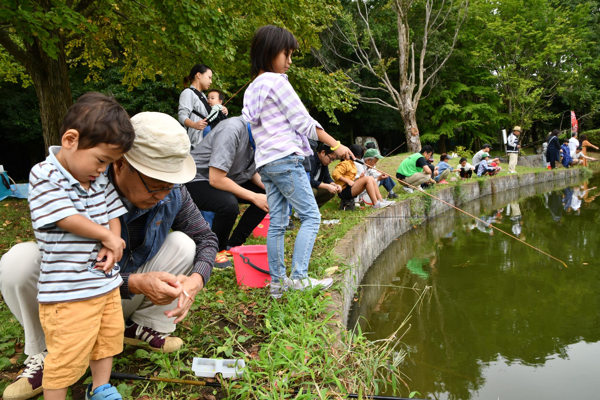 魚釣りをしている子供の様子