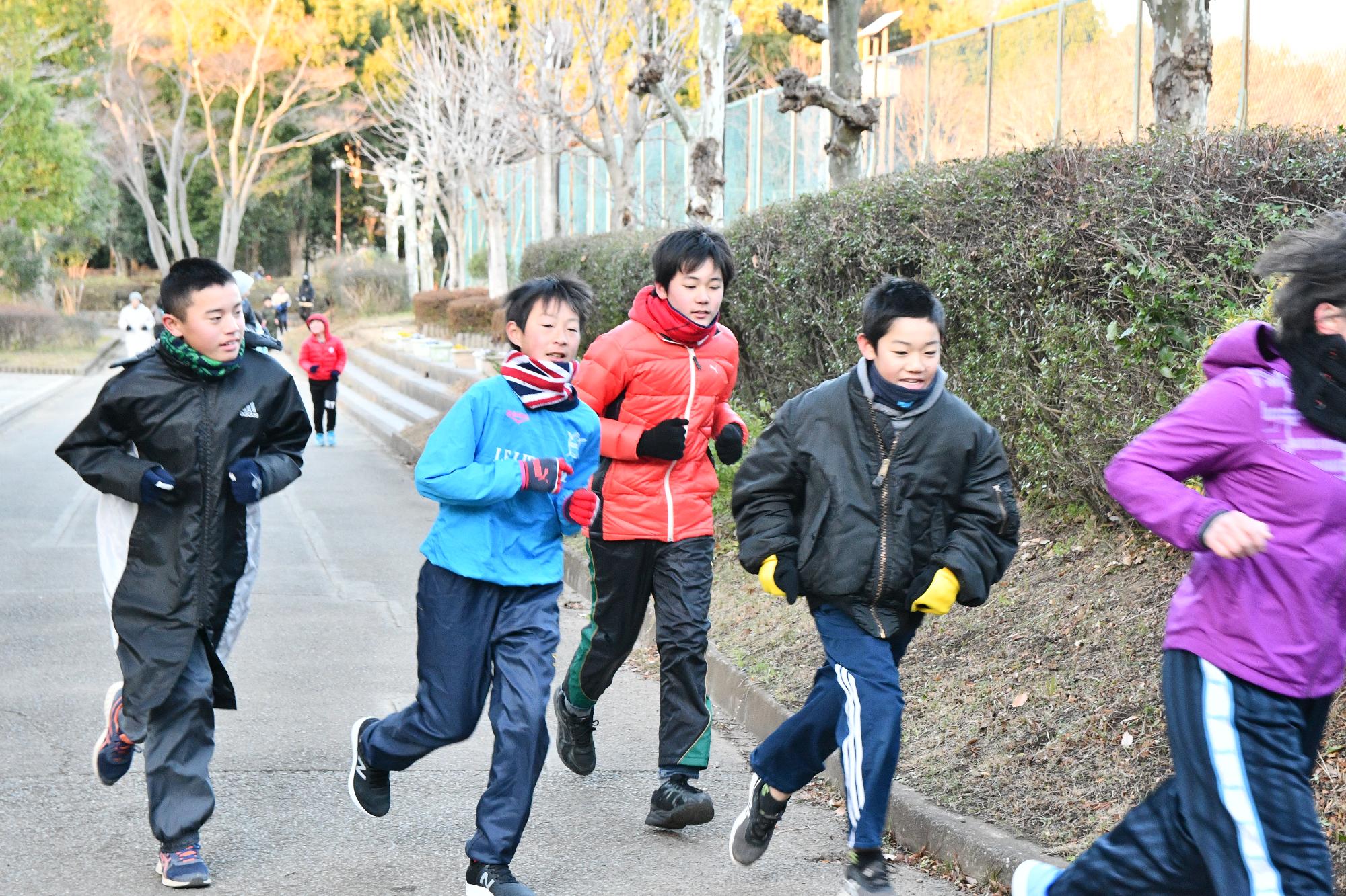 朝のかけ足運動にて、子どもたちが走っている