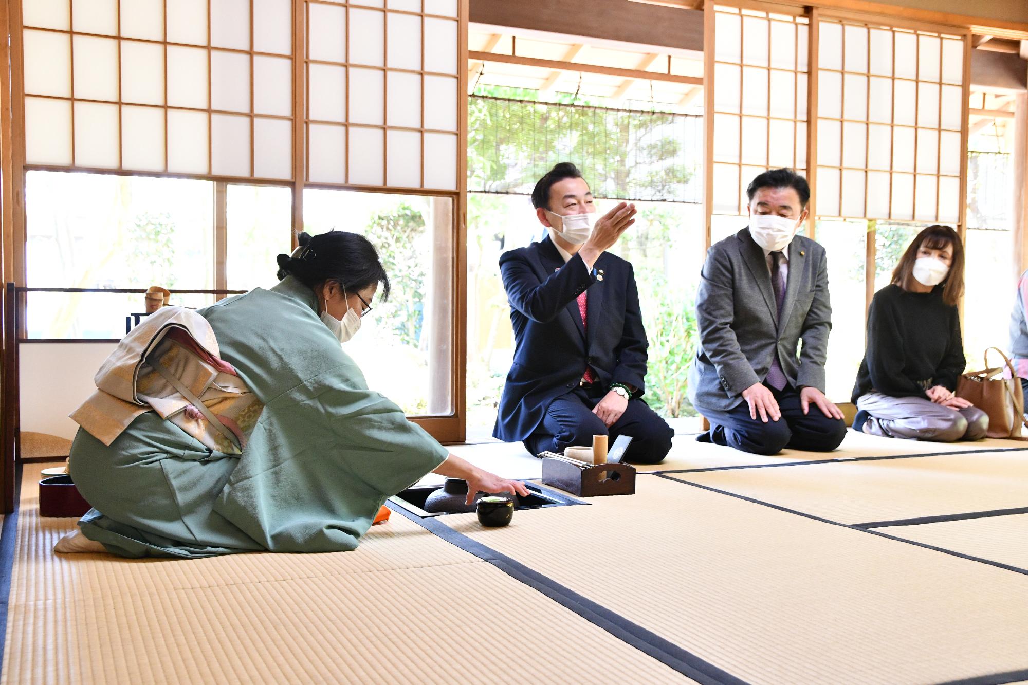 べに花ふるさと館の和室で市長が「春のお茶会」に参加している様子