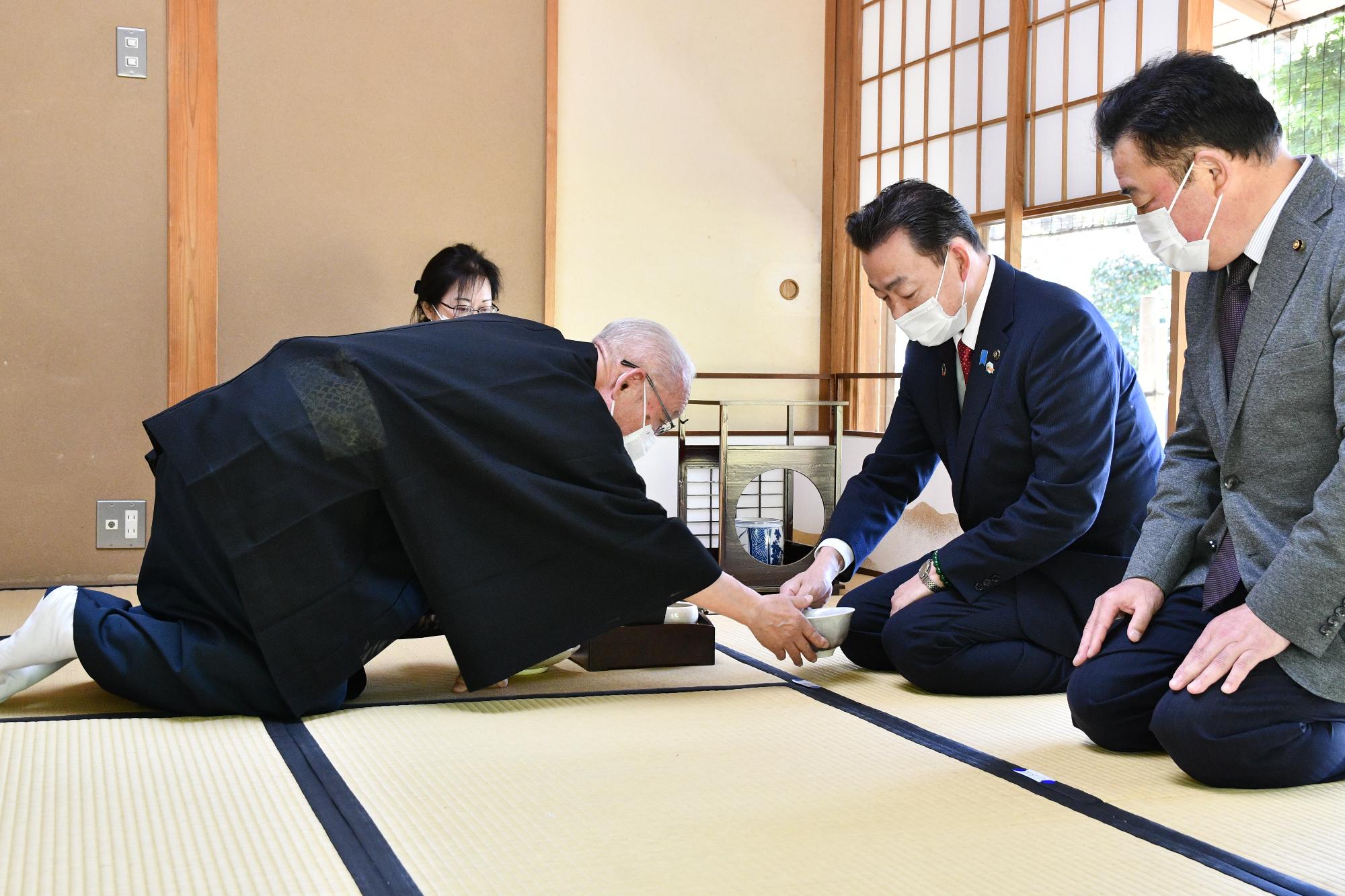 お茶会で市長がお茶をいただいている様子