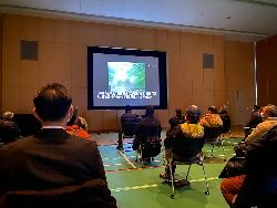 兵庫県にある実大三次元震動破壊実験施設の様子を動画を参加者が視聴している様子