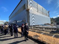 大型降雨l実験施設の外観を背にして立っている小野克典