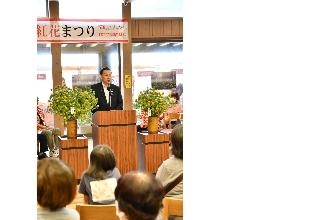 白岡町の紅花まつりにて市民へあいさつする小野市長