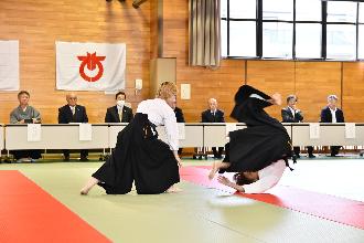 武道の広場の開会式にて披露された演武で選手が背負い投げを披露している様子。