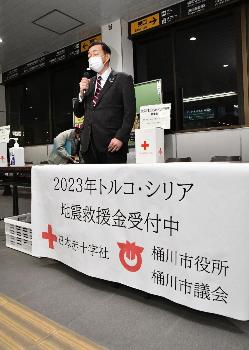 桶川駅改札前の通路で募金を呼び掛ける小野市長