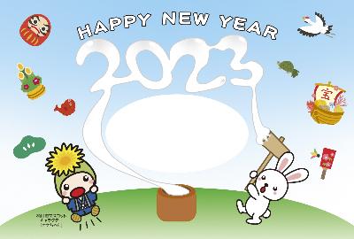 2023年版オケちゃんのオリジナルイラスト年賀はがきの画像。餅をつくオケちゃんと干支のウサギのイラストがデザインされている。happy new year2023。