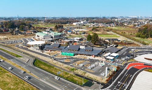 道の駅「べに花の郷おけがわ」の施設全体が写る俯瞰の画像。