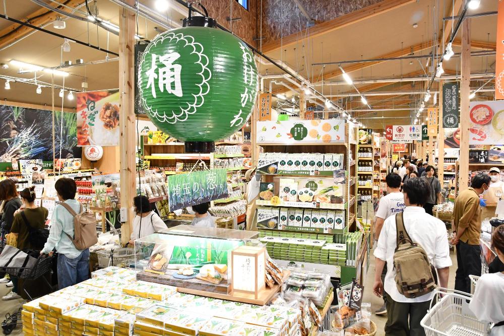 道の駅「べに花の郷おけがわ」の売り場の様子。店内は混みあっている。