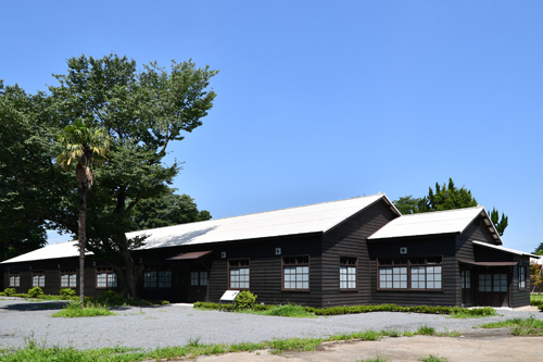 桶川飛行学校平和祈念館の外観画像。中央に兵舎棟が写っている。