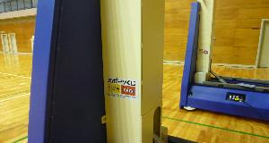 移動式バスケットゴールの支柱部分のアップ写真。支柱にはスポ－ツ振興くじトトのステッカ－が貼られている