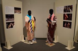 歴史民族資料館に展示されている着物を着た2体のマネキンの画像