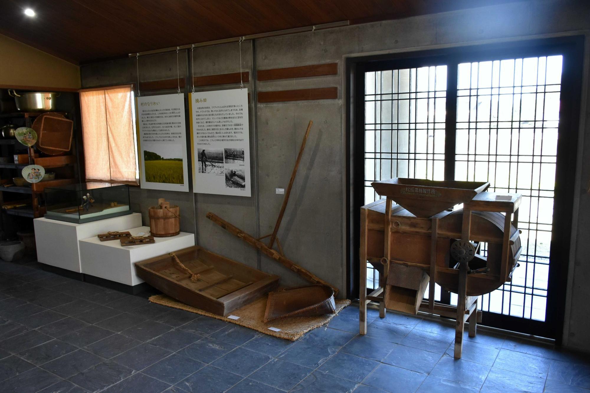 体験学習室 民具展示