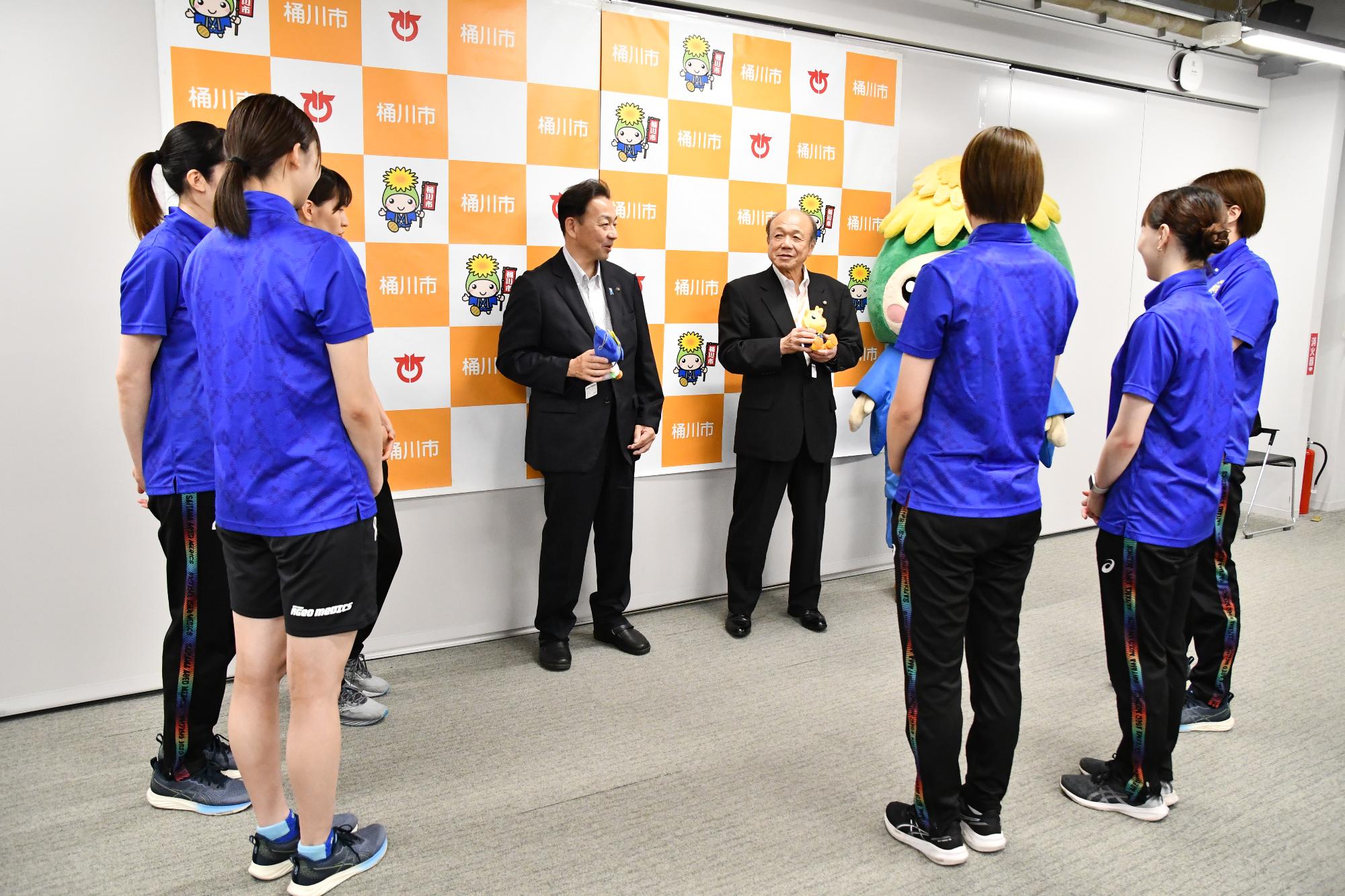 令和7年6月26日 埼玉上尾メディックス表敬訪問の写真  歓談