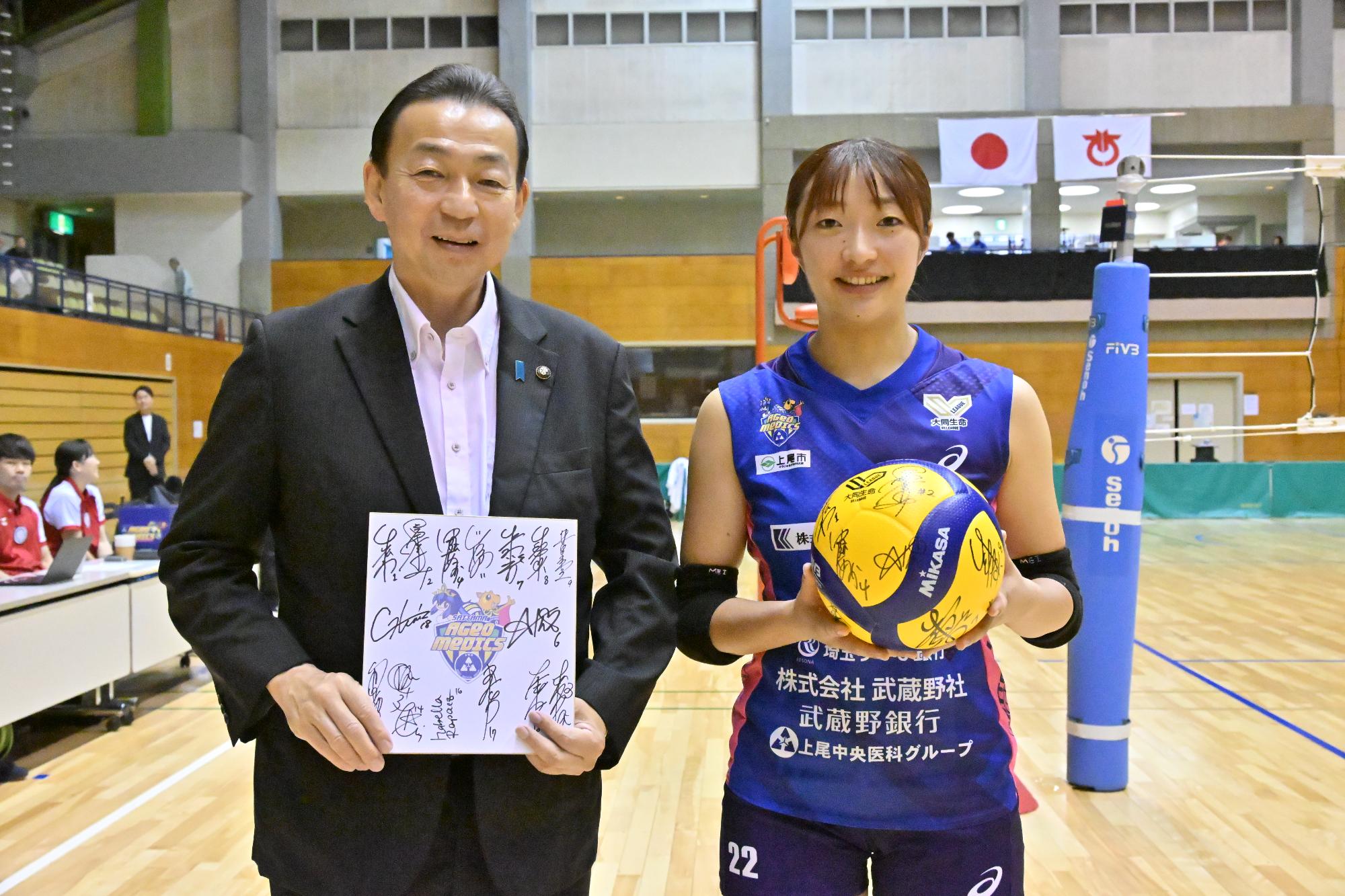 埼玉上尾メディックスから小野市長へ贈呈