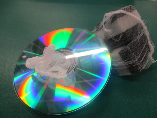 水切り用のCDにネットを入れる