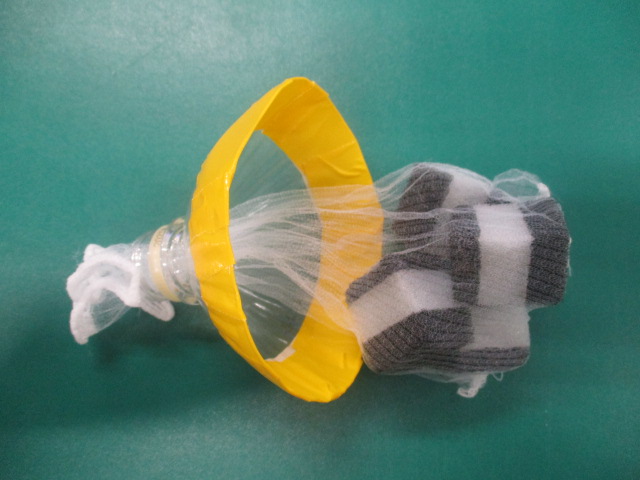 水切り器に水切りネットを通した写真