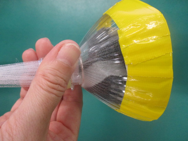 水切り器に水切りネットを通して使用する様子